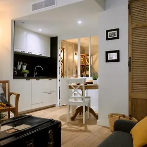 https://les-petits-volets.fr-provencehotel.com